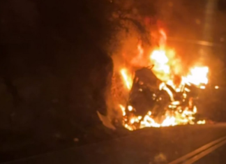 Caminhão tomba e pega fogo na BR-116, e trânsito fica parcialmente bloqueado entre Jequié e Manoel Vitorino