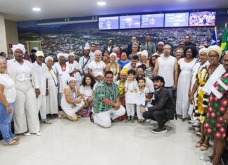 Aroldo Brito entrega Moção de Aplausos reconhecendo a luta dos Povos Tradicionais de Terreiro de Matriz Africana