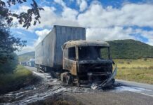 Carreta que transportava carga de coco pega fogo após pane e trava e trava o trânsito na BR-116, entre Jequié e Manoel Vitorino