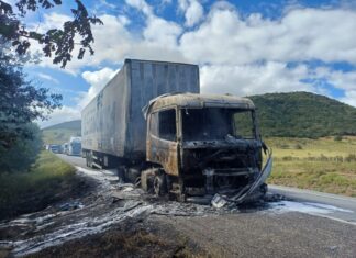 Carreta que transportava carga de coco pega fogo após pane e trava e trava o trânsito na BR-116, entre Jequié e Manoel Vitorino